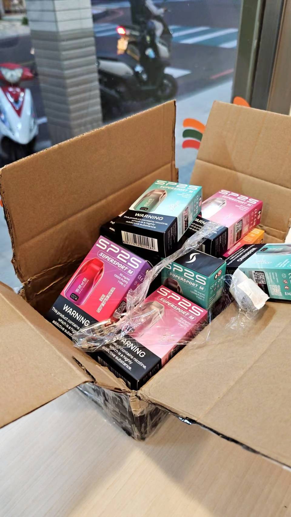 正品SP2S思博瑞 最新款sp2s一次性/拋棄式12000口 ,發光顯示屏,可充電電子煙 10ml超大容量