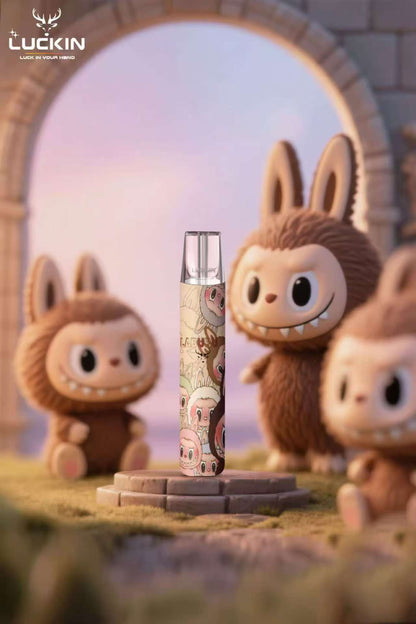 新品上市- LUCKIN 幸運一代主機卡通桿子 泡泡馬特拉布布Labubu潮玩聯名款 通配【一代SP2S KISS5 ILIA LANA等煙彈 】